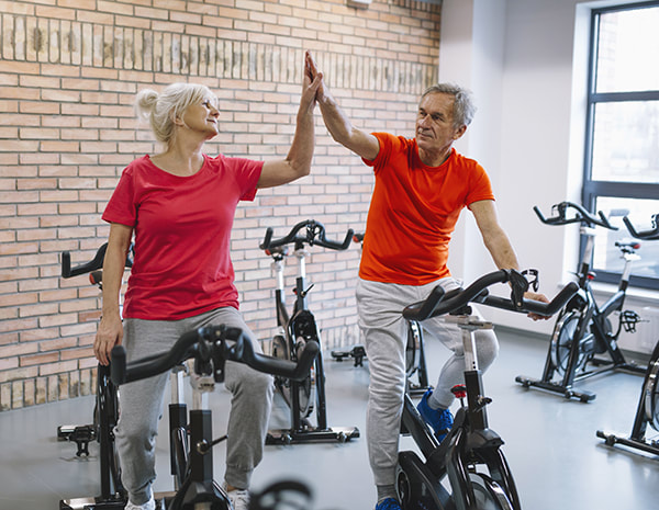 Older couples in physical therapy
